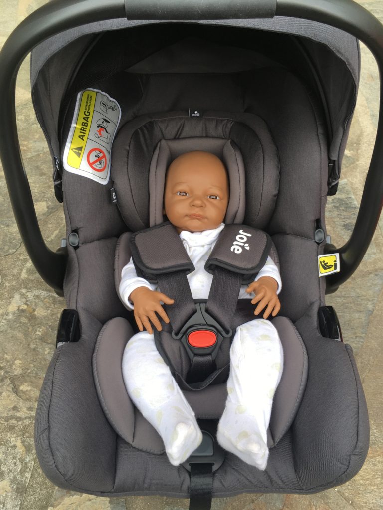 Gros Plan D'un Bébé Bien Attaché Dans Un Siège Auto Avec Une Ceinture  Verrouillée